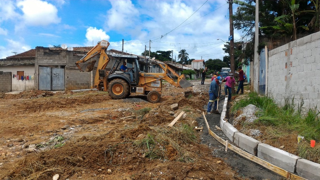 Abner acompanha obras de pavimentação e drenagem no Jardim Paraíso