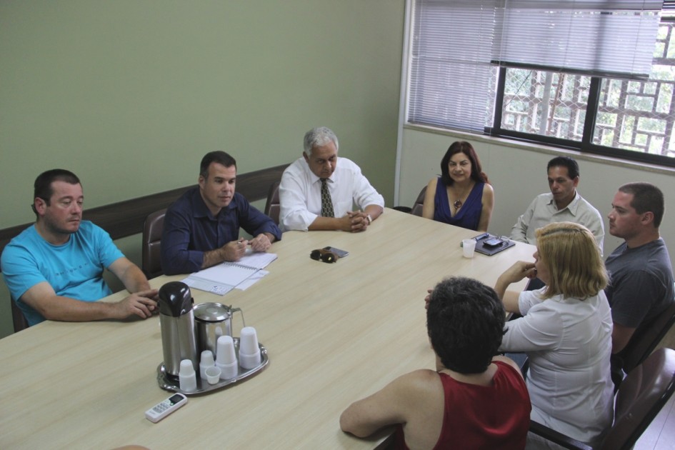 Vereadores e comerciantes da Rua Santa Helena se reúnem com Secretário de Infraestrutura