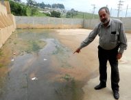 Valmir pede solução para esgoto a céu aberto no Residencial Santa Isaura