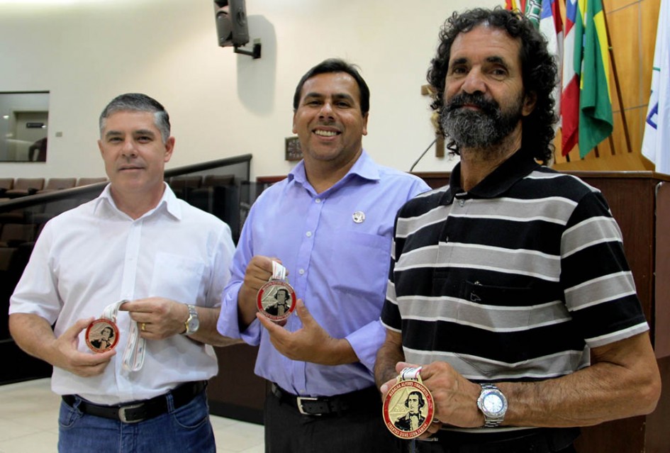 Vereadores recebem Medalha Tiradentes por atuação em Jacareí