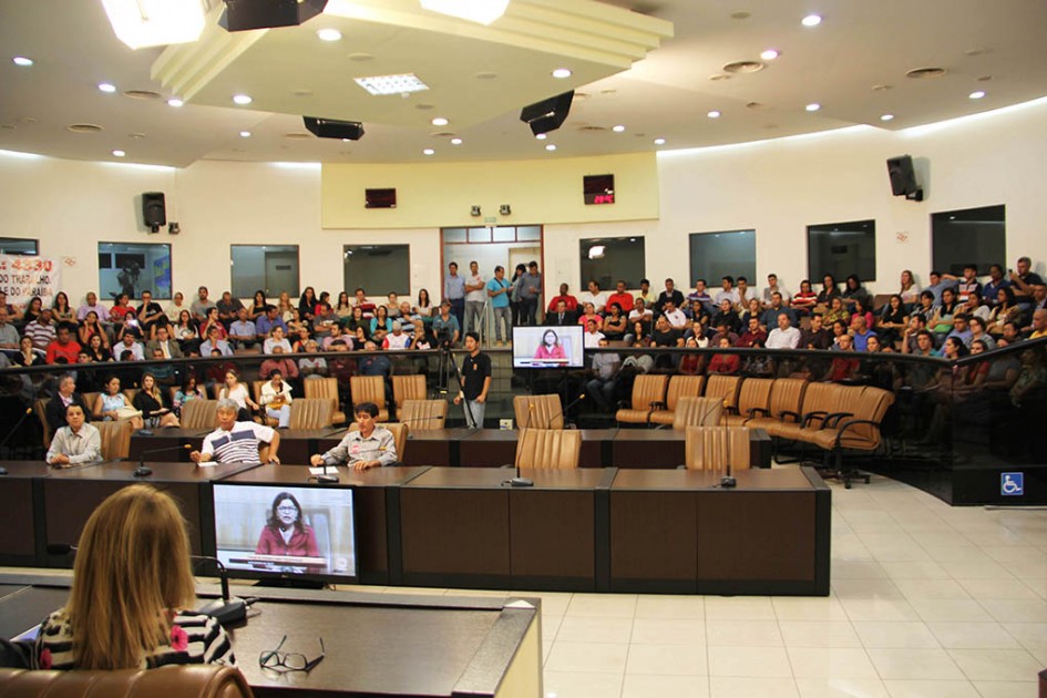 Com plenário lotado, Câmara debate projeto da Terceirização