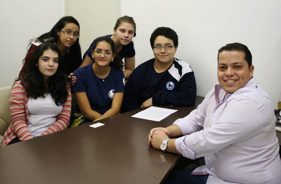 Antonele Marmo e estudantes discutem sobre liberdade e política