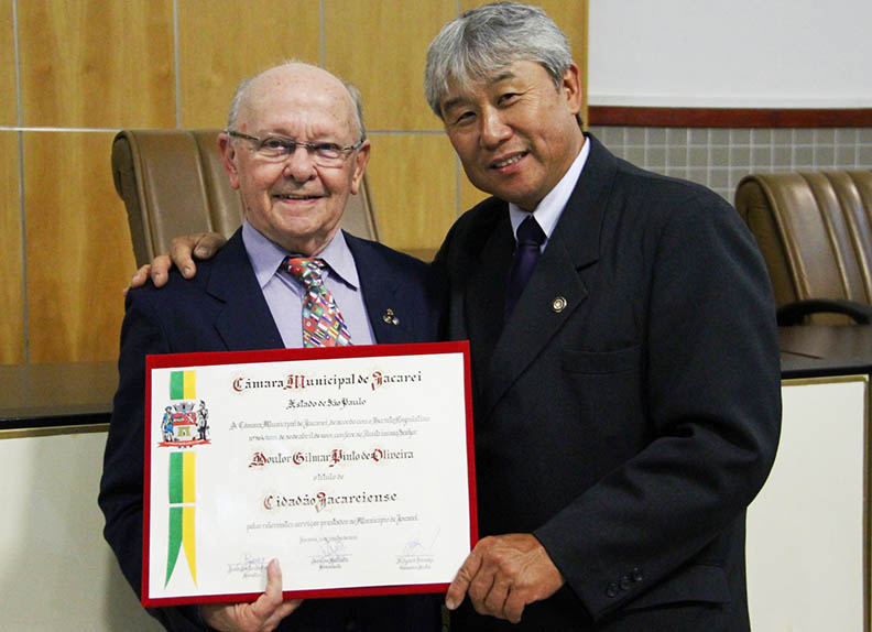 Câmara homenageia Dr. Gilmar Pinto de Oliveira com título de Cidadão Jacareiense