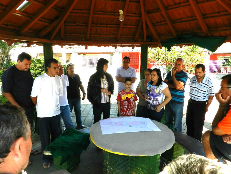 Arildo Batista discute com moradores do Vila Garcia projeto de revitalização de praça no bairro