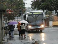 Valmir do Parque Meia Lua questiona falta de coberturas em pontos de ônibus