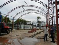 Arildo Batista vistoria obras em quadra do Parque Santo Antônio