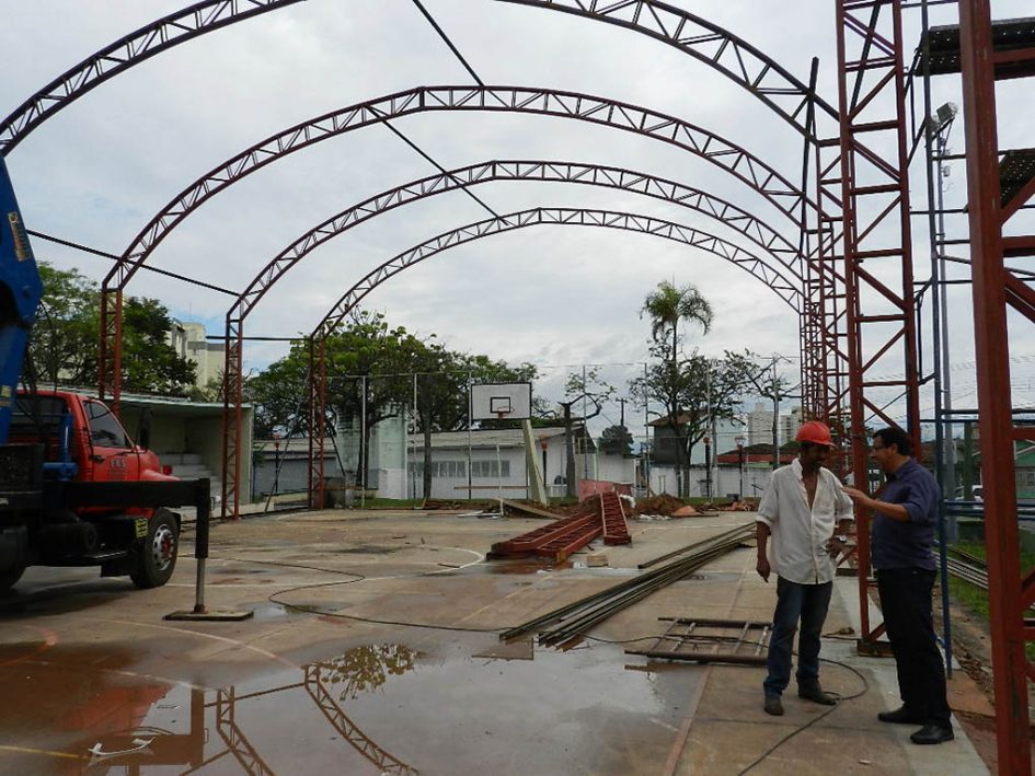 Arildo Batista vistoria obras em quadra do Parque Santo Antônio