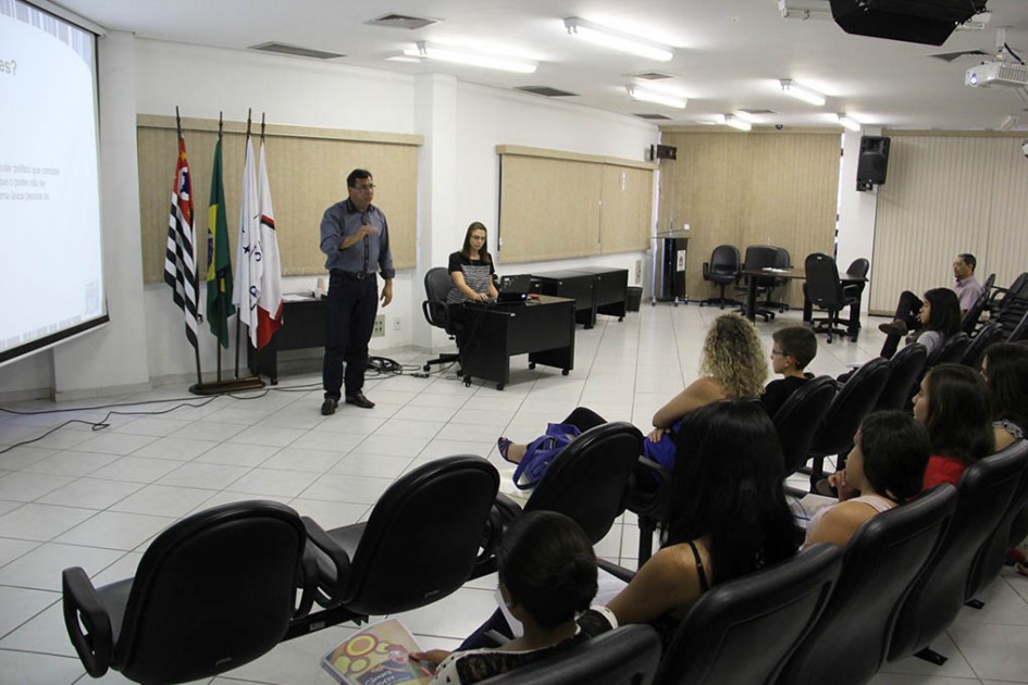 Vereadores jovens de Jacareí participam de palestra com presidente da Câmara