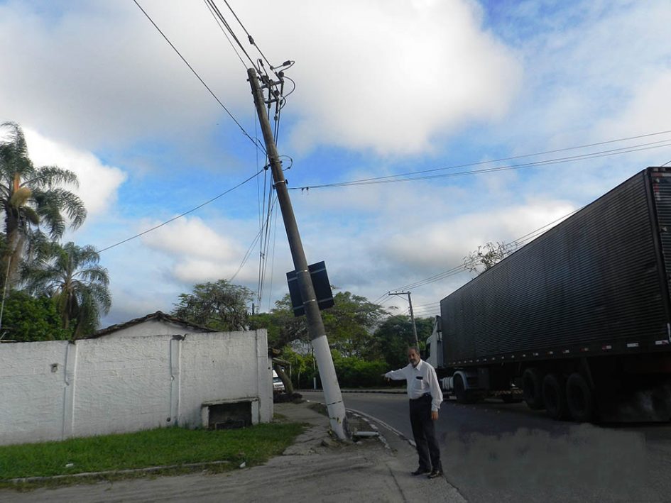 Valmir do Parque Meia Lua solicita a manutenção de poste no Jardim Santa Maria