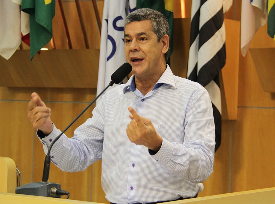 Maurício Haka pede consertos em campinho do Jardim do Vale