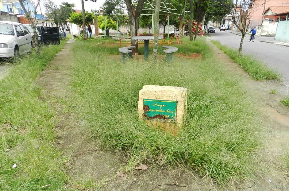 Arildo Batista atende moradores e pede manutenção em praça do Parque Itamaraty