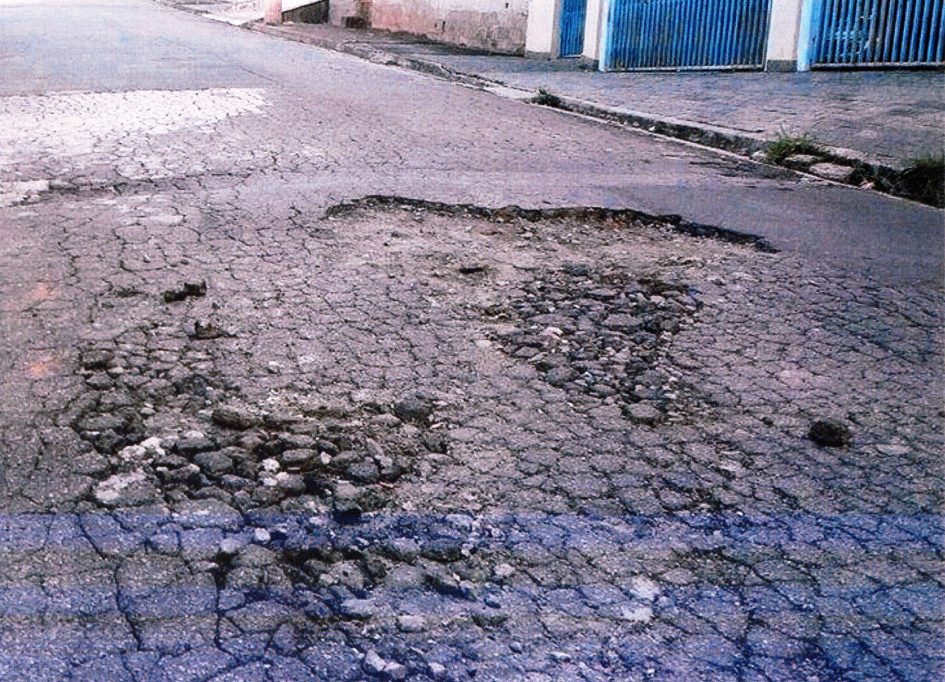 Ana Lino requer à Prefeitura manutenção em locais públicos nas regiões centrais e oeste