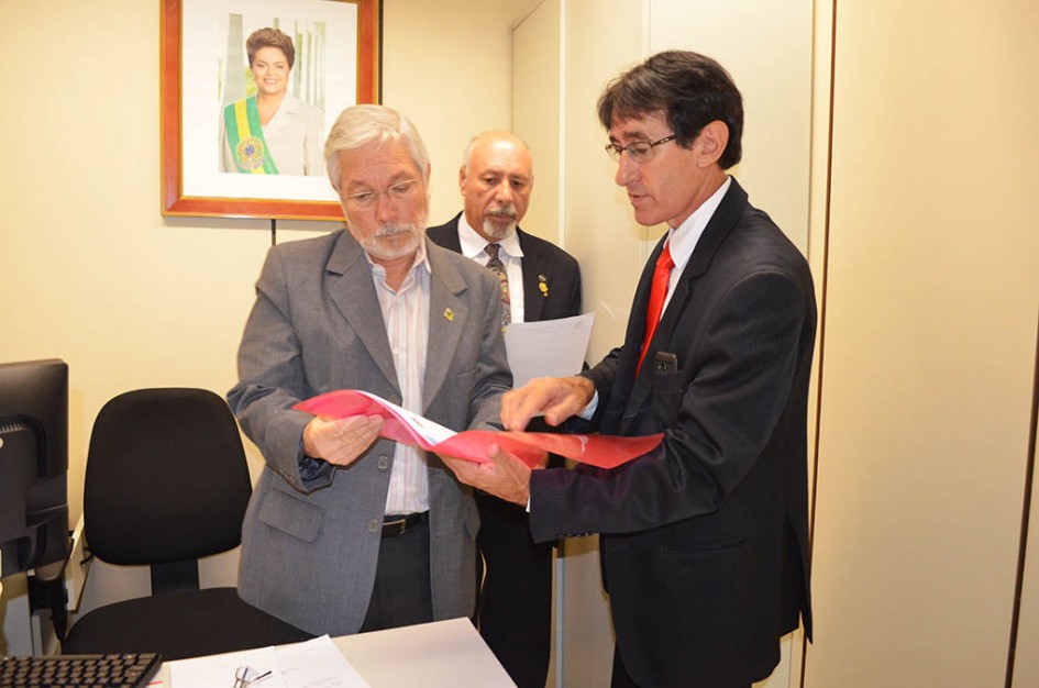 José Francisco leva a Brasília abaixo-assinado reivindicando melhorias para Santa Casa de Jacareí