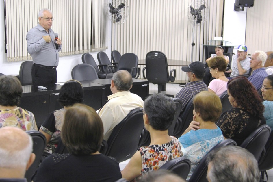 Idosos se reúnem na Câmara Municipal em palestra sobre Estatuto que garante direitos à faixa etária