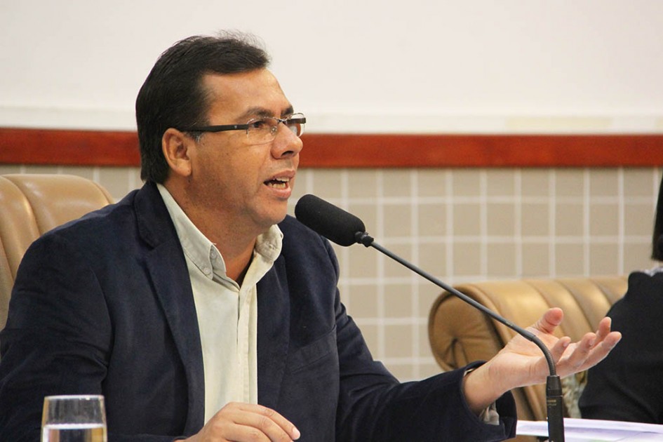 Arildo Batista solicita poda de árvores a fim de evitar acidentes na região oeste