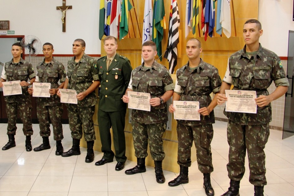 Câmara entrega diploma de láurea a atiradores do Tiro de Guerra de Jacareí