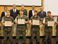 Jovens que se destacaram no Tiro de Guerra são homenageados pela Câmara Municipal