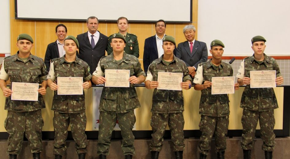 Jovens que se destacaram no Tiro de Guerra são homenageados pela Câmara Municipal