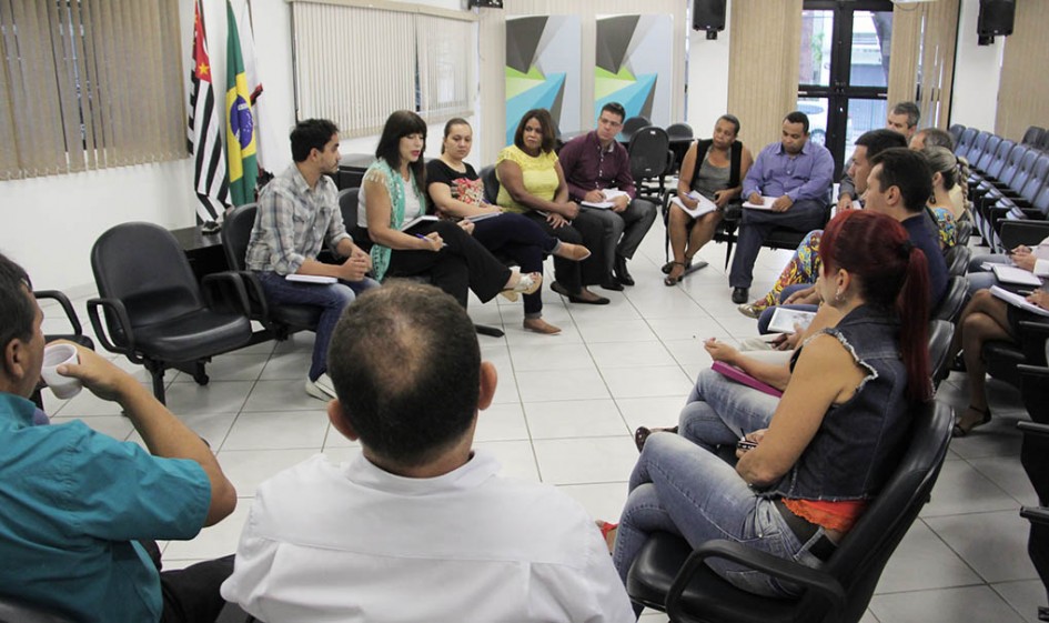 Secretária de Educação apresenta panorama da rede de ensino a vereadores de Jacareí