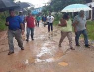 Lucimar caminha com moradores e levanta demandas no Chácaras Reunidas Igarapés