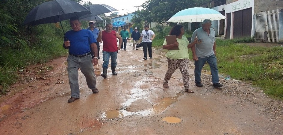 Lucimar caminha com moradores e levanta demandas no Chácaras Reunidas Igarapés