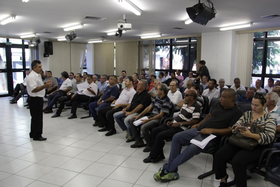 Câmara faz reunião com taxistas para regulamentar transporte privado em Jacareí