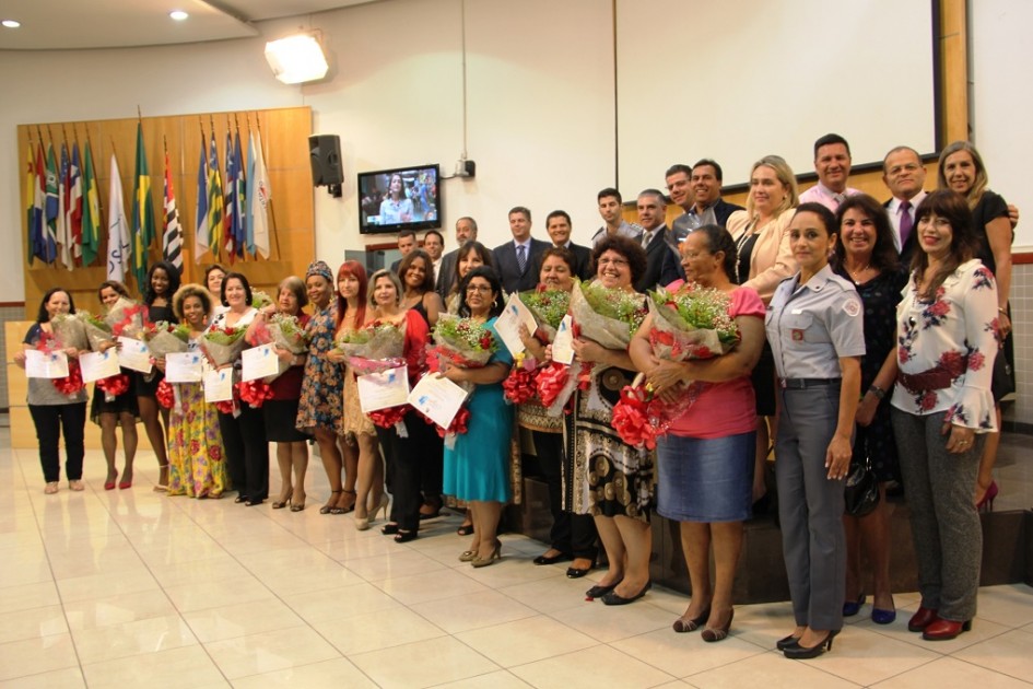 Mulheres que lutam pela igualdade de direitos recebem homenagem na Câmara