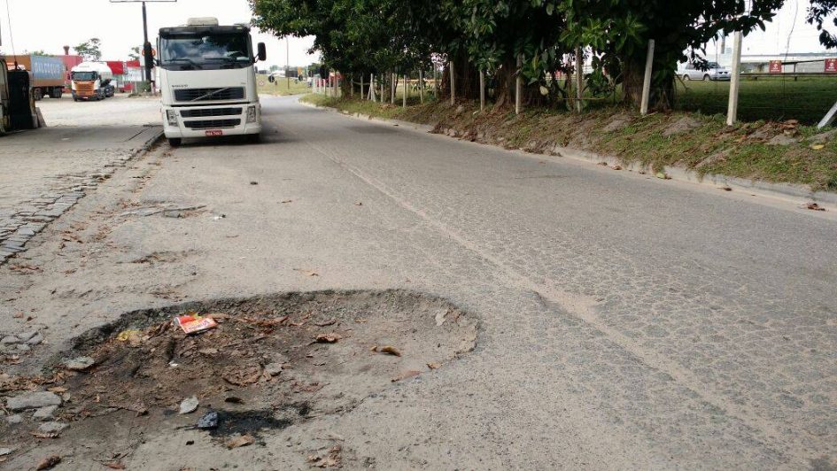 Valmir pede serviços de manutenção à Nova Dutra em via do Parque Meia Lua