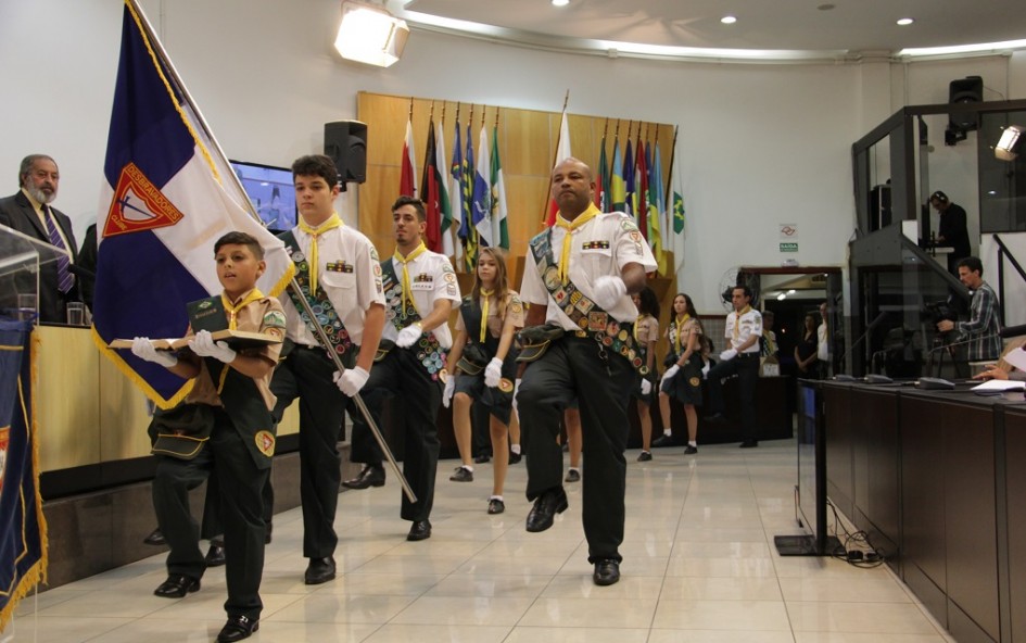 Desbravadores Luzeiros do Vale recebem homenagem da Câmara Municipal