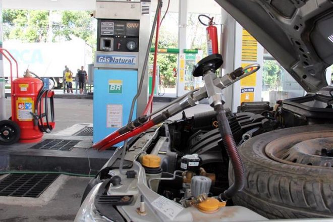 Projeto proíbe motorista de ficar dentro do carro durante abastecimento com gás natural