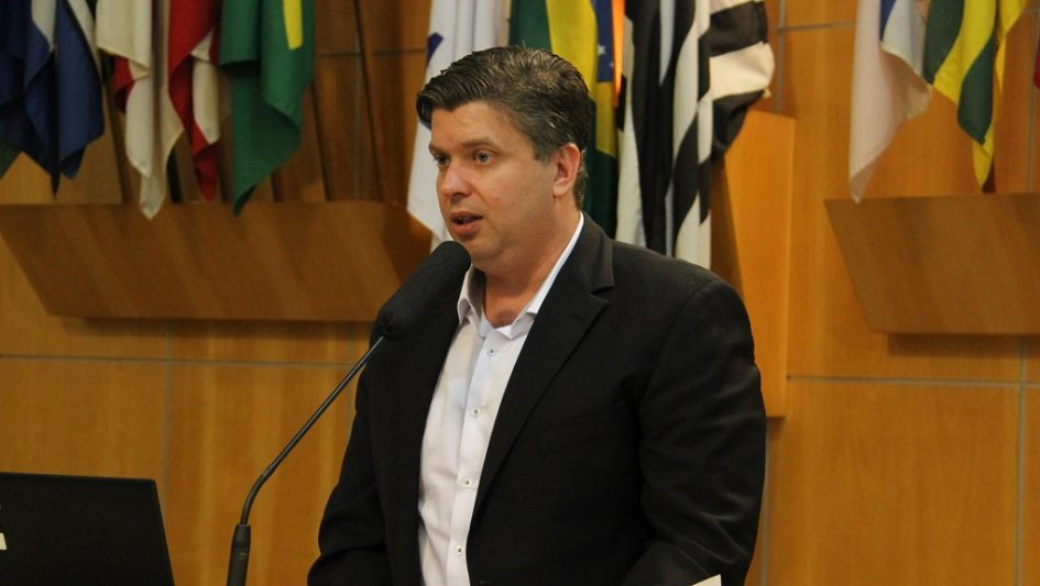 Rodrigo questiona Prefeitura sobre cancelamento de multas de trânsito em 2017