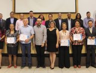 Vereadores homenageiam professores indicados por três escolas do município