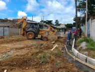 Abner acompanha obras de pavimentação e drenagem no Jardim Paraíso