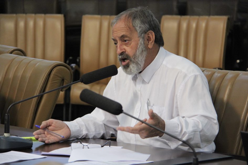 Valmir questiona falta de manutenção em ponto de ônibus do Jardim Amélia