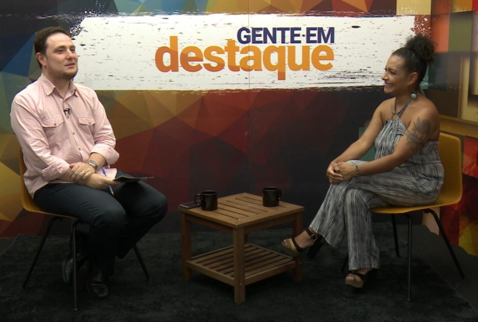 Cantora e apresentadora Fernanda Santos vem ao ‘Gente em Destaque’