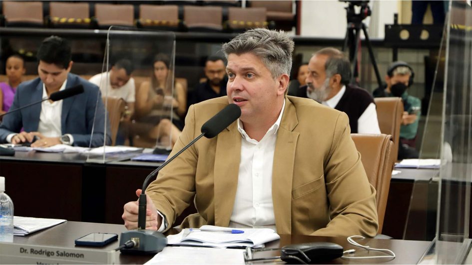 Dr. Rodrigo questiona prefeito sobre índice de retrabalho em obras do SAAE de Jacareí