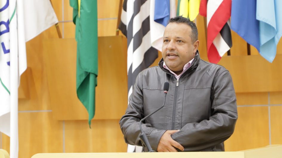 Roninha questiona prefeito sobre abandono do Centro Poliesportivo Dú Cambusano e do antigo Estádio do JAC