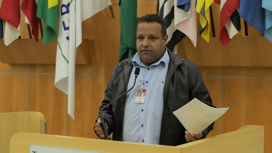 Roninha questiona prefeito sobre vazamento de água na Avenida dos Migrantes