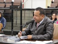 Roninha questiona prefeito Izaias sobre atendimento na UPA Dr. Thelmo