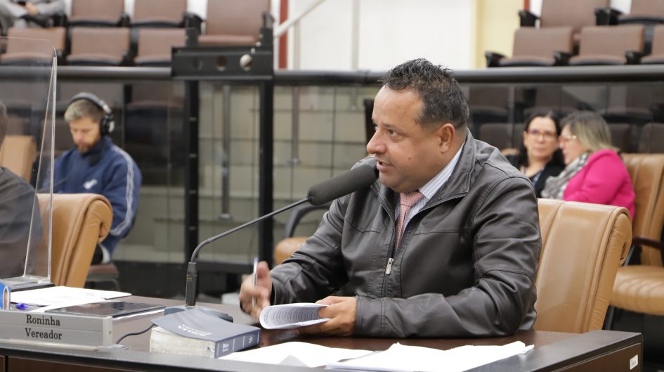 Roninha questiona prefeito Izaias sobre atendimento na UPA Dr. Thelmo
