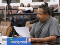 Roninha questiona prefeito sobre distribuição de uniformes escolares em Jacareí