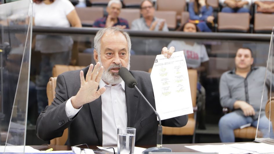 Valmir questiona Prefeitura sobre atraso em reforma de quadra esportiva no Jardim Conquista