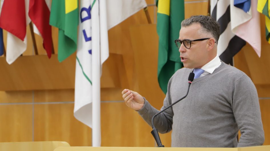 Luís Flávio questiona prefeito sobre revitalização de calçadas na Lucas Nogueira Garcez