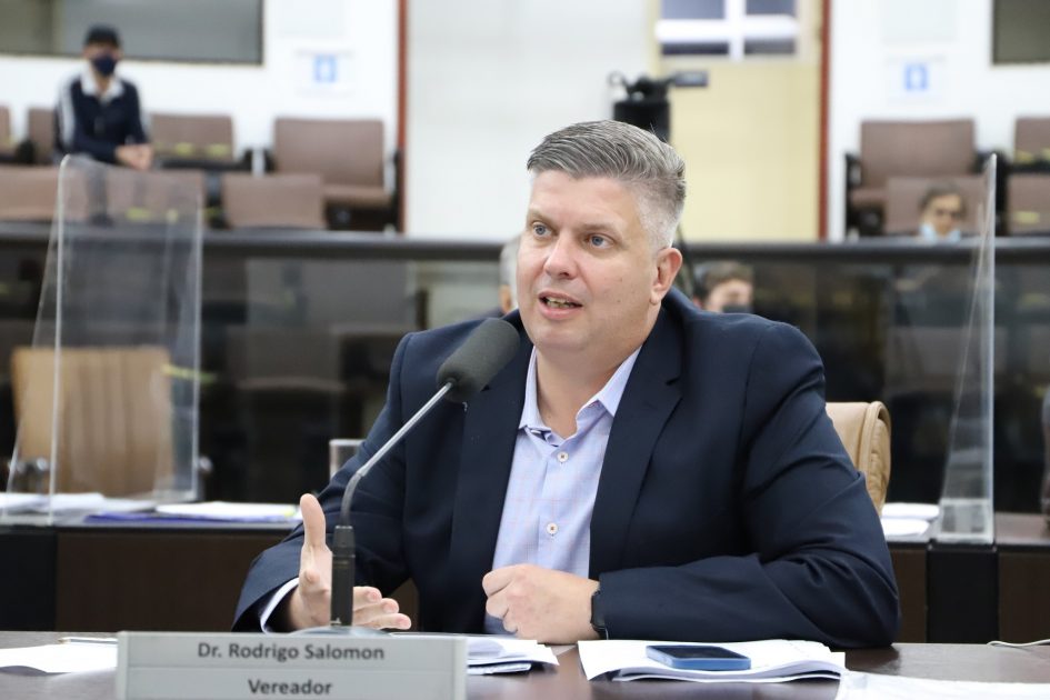 Dr. Rodrigo Salomon questiona Prefeitura sobre benefício emergencial aos taxistas