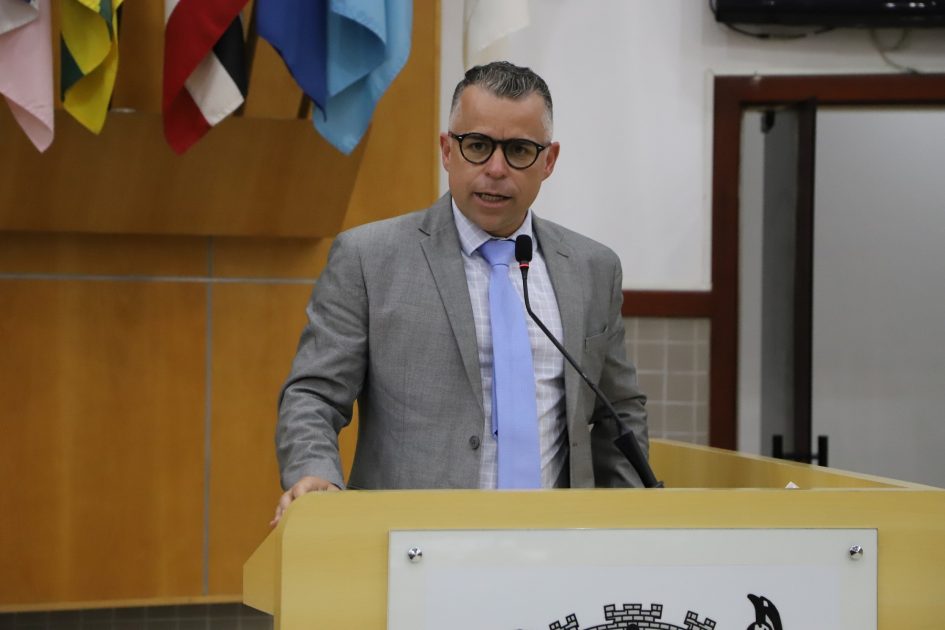 Luís Flávio questiona Prefeitura sobre demora para fechamento de cratera na Vila Zezé