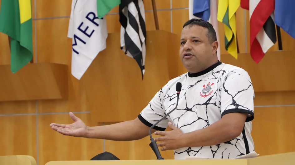 Roninha questiona prefeito sobre abandono de área de lazer no Parque Meia Lua