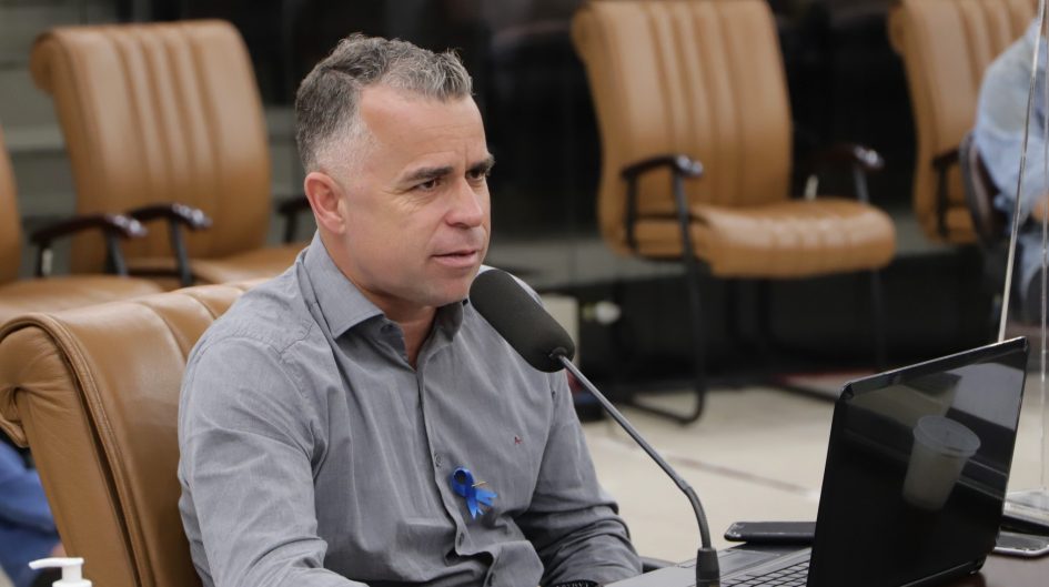 Luís Flávio questiona prefeito sobre obras no Mercado Municipal
