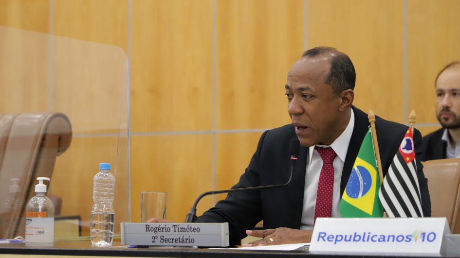Rogério questiona prefeito sobre terceirização da Casa de Passagem em Jacareí