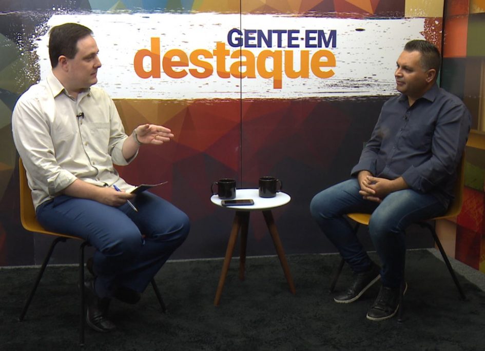 Cantor Netho Alves fala da morte do irmão no ‘Gente em Destaque’