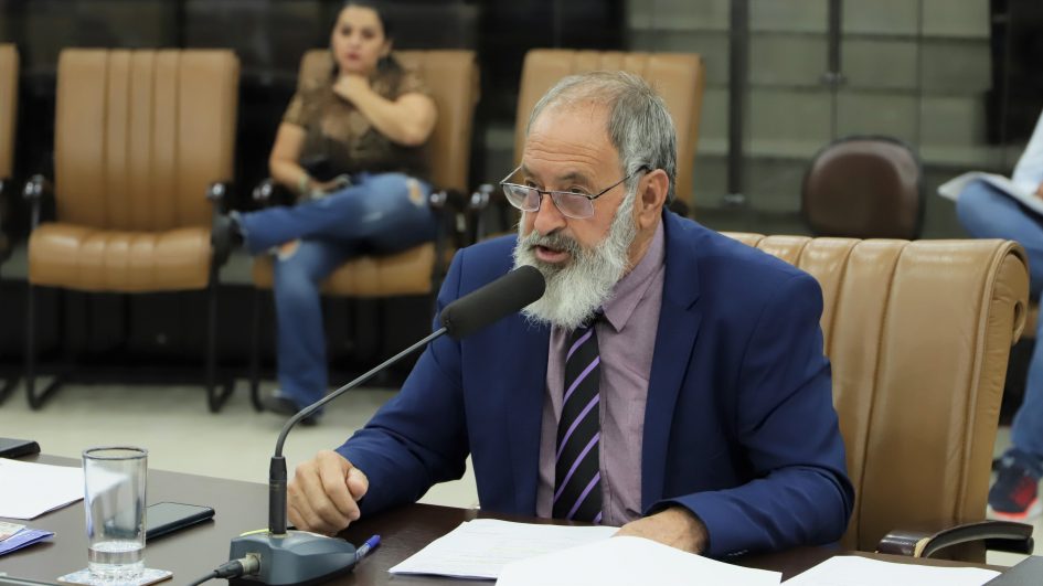 Valmir questiona prefeito sobre falta de estacionamento próximo de escola no Parque Meia Lua